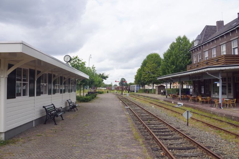 Groenpark Simpelveld is directly adjacent to Simpelveld Station of the Zuid-Limburgse Stroomtrein Maatschappij (ZLSM)