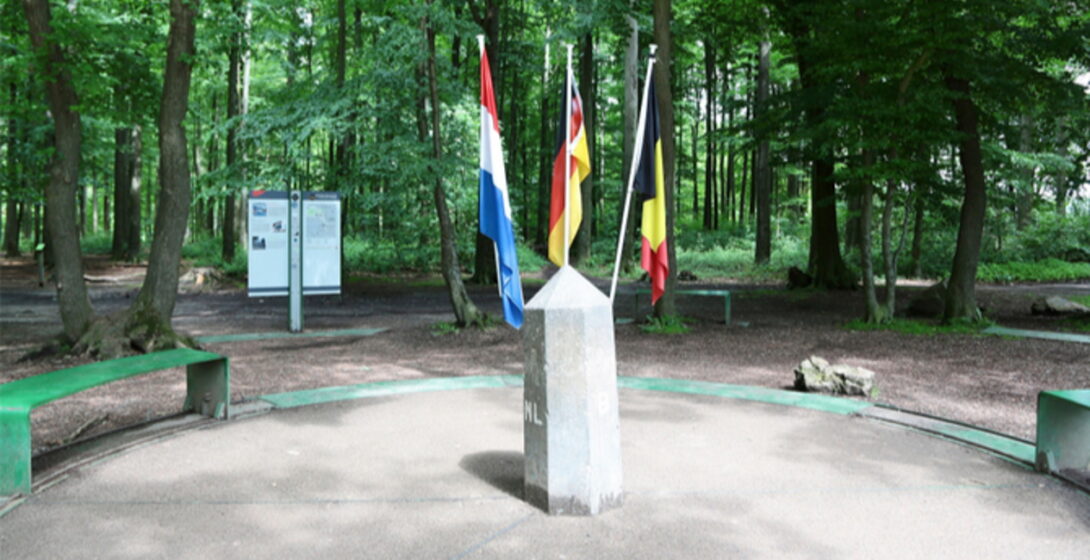 Cycling to the border triangle at 11 km from Bungalow 64 with a visit to the King Baudouin Tower