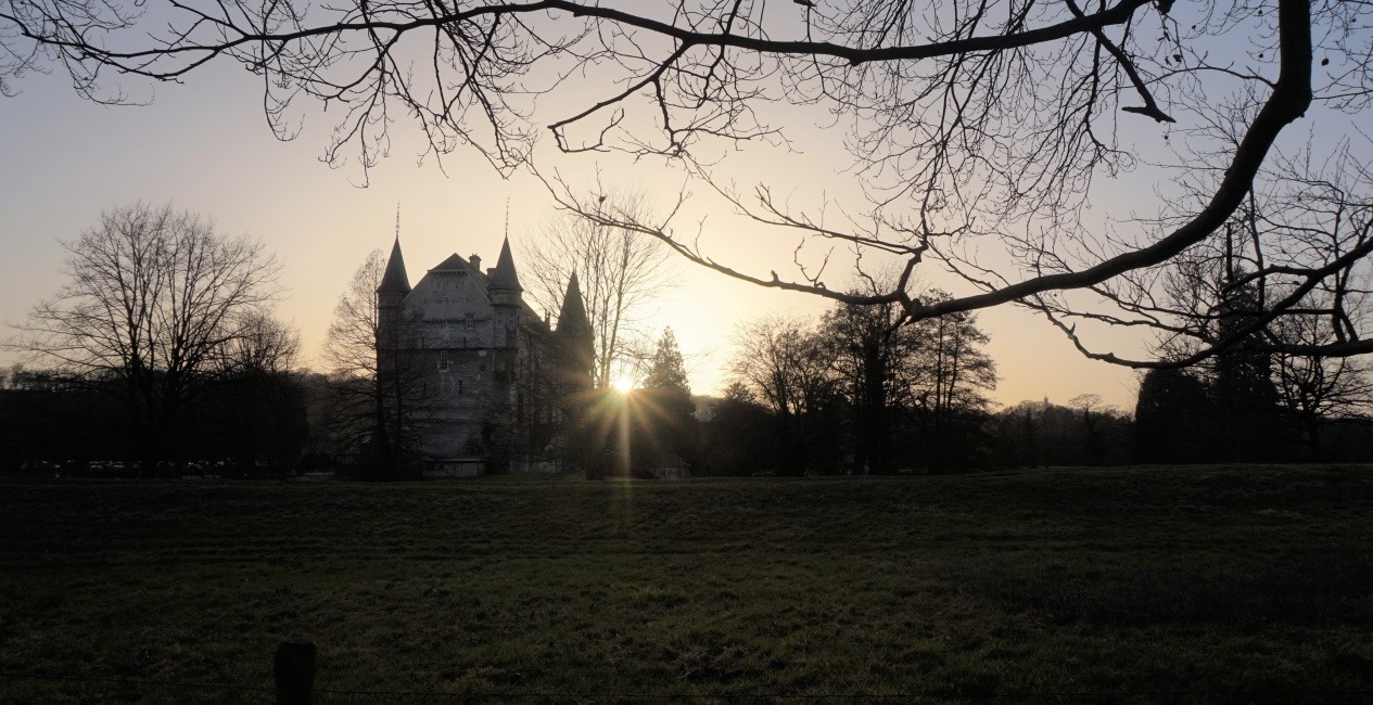 Rijksmonument Kasteel Schaloen in Oud Valkenburg naast de Geul.