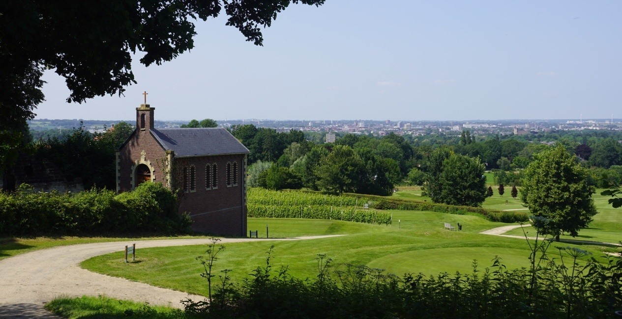 De kruiswegtuin en de golfbaan van Cadier en Keer (Short Golf Het Rijk van Margraten).