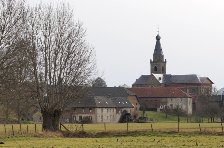 Zicht op de oude dorpskern van Wijlre met de watermolen, de Sint Gertrudiskerk en de Wielderhof.